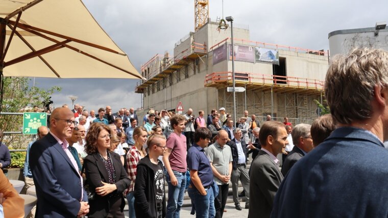 Audience of the topping-out ceremony