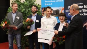 Awarding of the prize for "Excellent Interdisciplinary Research". f.l.t.r.: Prof. Jens Limpert, Dr. Jan Rothhardt, Prof. Thomas Pertsch, Dr. Ramona Eberhardt (Fraunhofer IOF, Ladator) and Prof. PeterZipfel (Chairman of the Board Beutenberg Campus e.V.)