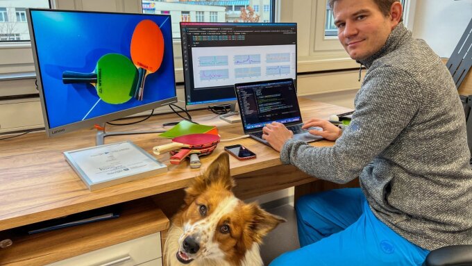 Simon Stützer und sein Hund Noah beim Tüfteln an der JANOVA-App im Büro am Technologie- und Innovationspark Jena.